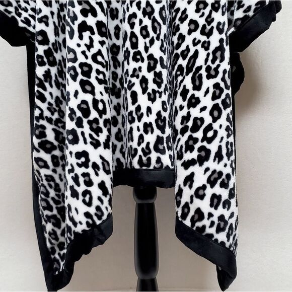 BLACK White Leopard Print Faux Fur Crystal Embellished Button Cape Poncho OSFA - Picture 11 of 12